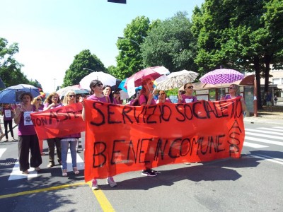 assistenti sociali in corteo