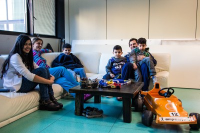 Una famiglia con tre bimbi e una ragazzina sul divano all'ex Telecom