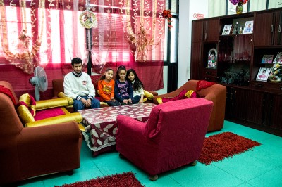 Un papà con due gemelline e un'altra bimba sul divano all'ex Telecom