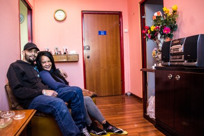 Una coppia, lei cubana lui palestinese sul divano all'ex telecom