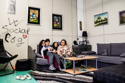 All'ex Telecom. Mamma con due ragazze e un bimbo