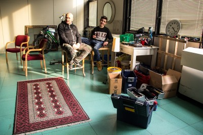 Un padre con il figlio all'ex Telecom