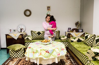 Una mamma con una bimba piccola all'ex Telecom