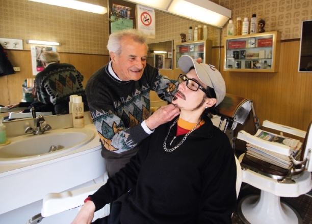 Dal barbiere, Sasha, Quadraro, Roma, marzo 2013. Foto di Manuel Poggiali Dal barbiere, Sasha, Quadraro, Roma, marzo 2013. Foto di Manuel Poggiali.