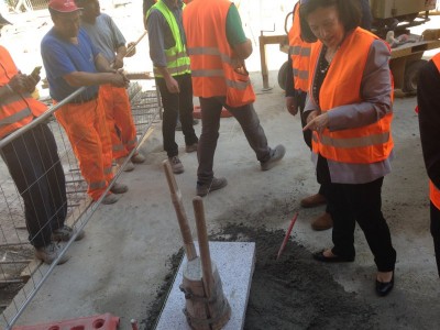 La posa del primo basolo in via Rizzoli