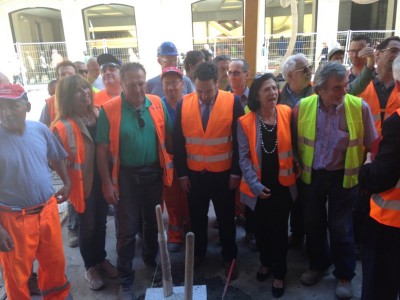 La posa del primo basolo in via Rizzoli