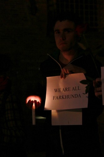 Cartelli in memoria di Farkhunda-presidio-bologna