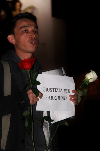 Cartelli in memoria di Farkhunda-presidio-bologna