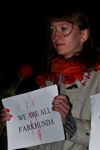 Cartelli in memoria di Farkhunda-presidio-bologna