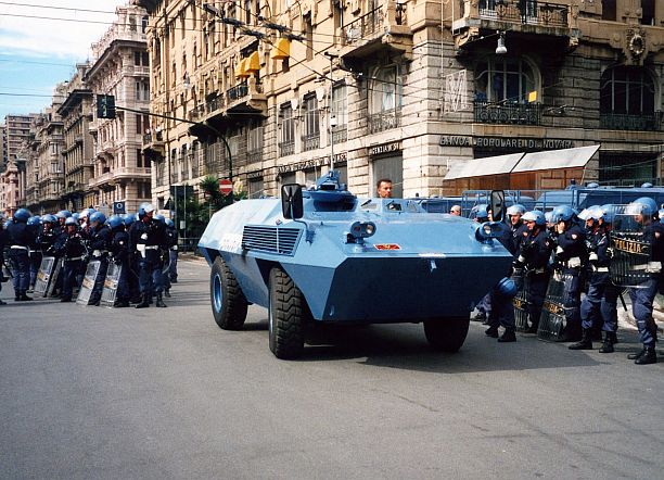 blidato polizia genova 2001 foto flickr Jeanne Menj CC BY-ND 2.0