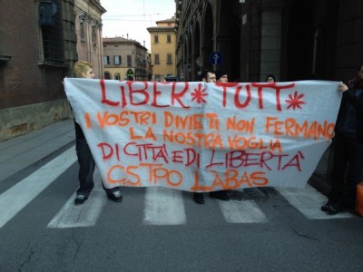 COrteo contro i divieti di dimora per gli scontri in piazza Verdi